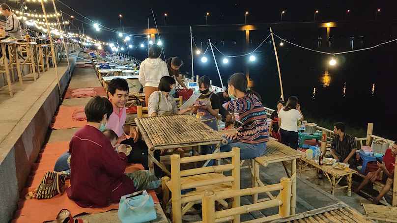 ตลาดต้องชมถนนคนเดิน (Walking Street) ริมโขงสะพานมิตรภาพไทยลาว แห่งที่ 2 - 4
