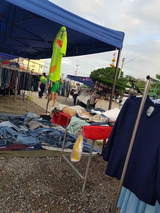 ตลาดนัดคลองถม จ.อุทัยธานี