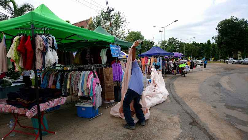 ตลาดนัดวันศุกร์ - 2