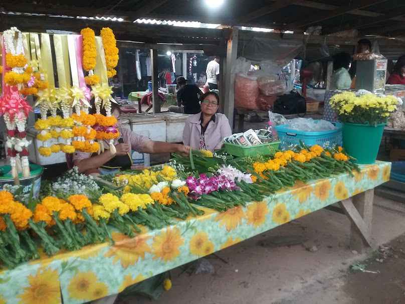ตลาดนัดสี่แยกประจวบหนองเสือ