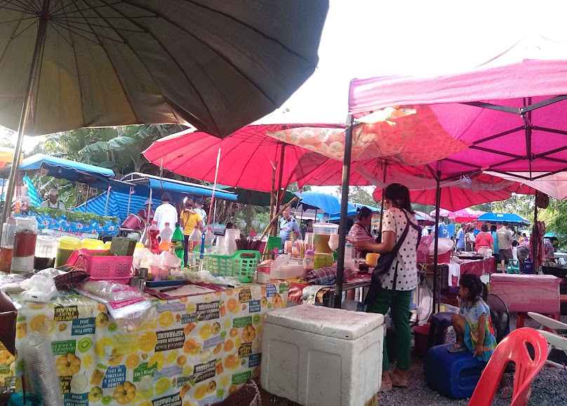 ตลาดเปิดท้ายมะม่วงสองต้น