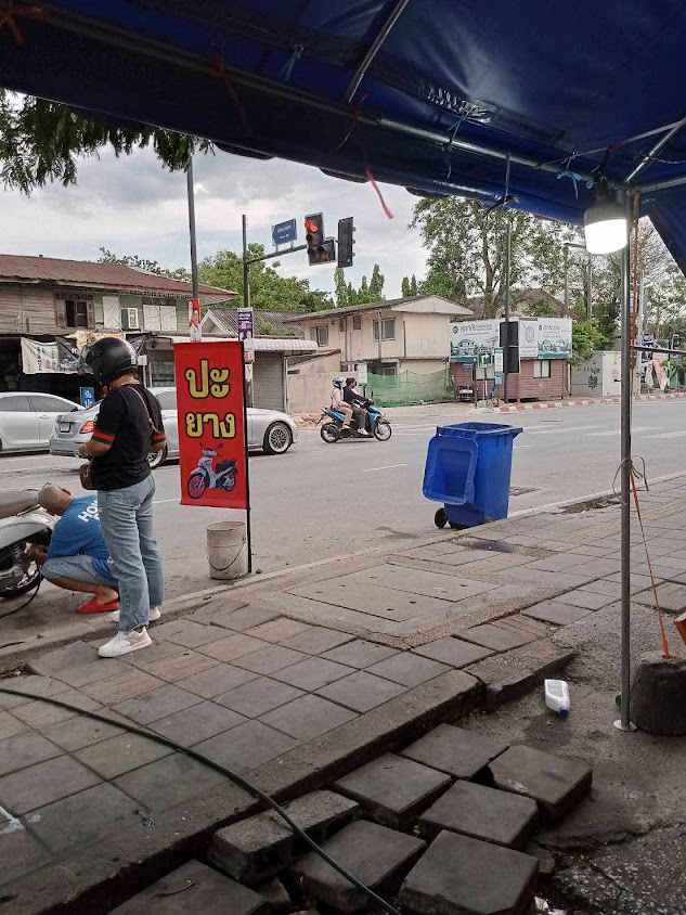 ปะยางช่างใหญ่หน้าวัดโพธิ์
