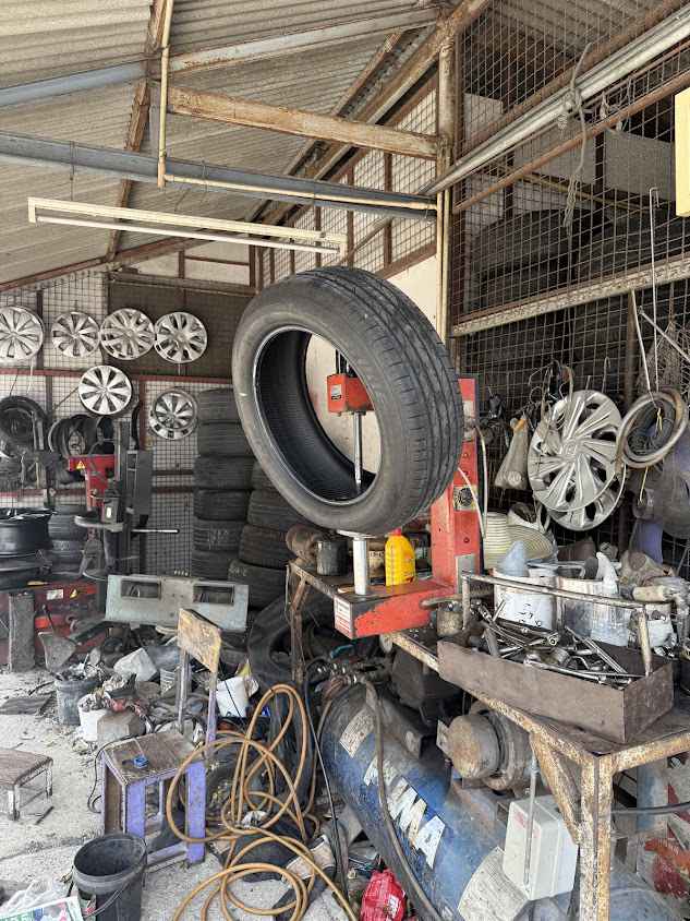 ปะยางรถยนต์ ตลาด อตก.3 Tire repair shop.
