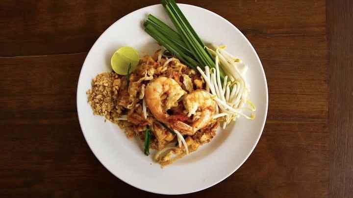 ผัดไทโบราณในบ้าน/ร้านตัดผมเพ-ลาหล่อทรีทเม้นท์ทรีนิค