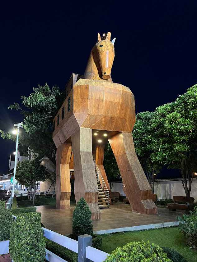 Giant Horse Garden Shops