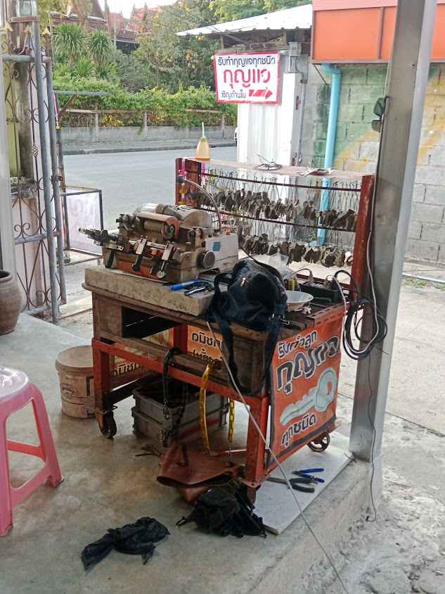 ร้านกุญแจช่างอั๋น ตลาดใหม่พนัสนิคม