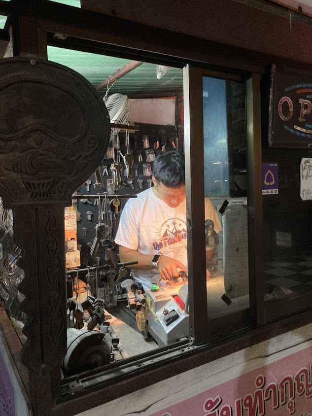 ร้านกุญแจลานทองรับทำกุญแจรีโมททุกชนิด ติดต่อได้24ชม. - 4