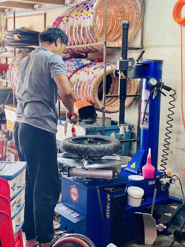 ร้านซ่อมรถช่างนัทและลุงติ๊บ