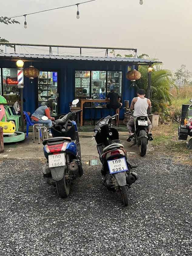 ร้านตัดผมชายและเสริมสวย (ตู้คอนเทนเนอร์สีน้ำเงิน) - 4