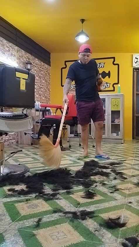 ร้านตัดผมอ้ายหนวด BARBER & SALON - 3