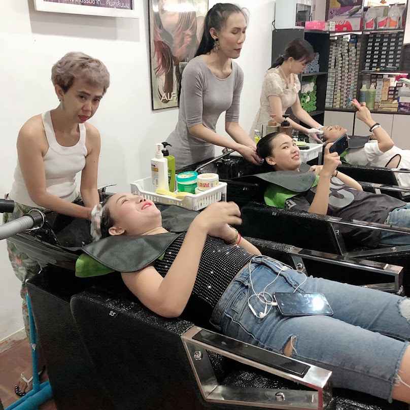 ร้านเสริมสวยบ้านผมหอมบิวตี้ สาขา 5 แยกสันติธรรม