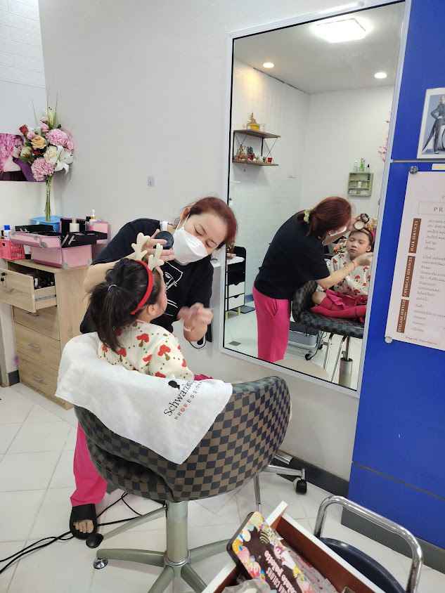 ร้านเสริมสวยเพ็ญเเฮร์คัท