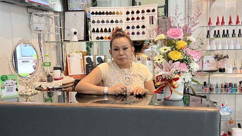 ร้านเสริมสวยแดง