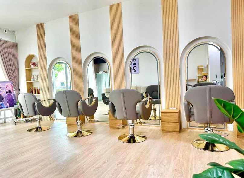 ร้านเสริมสวย Queen Salon by vee 美发沙龙店