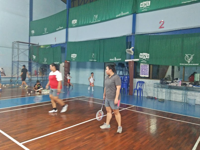 สนามแบดมินตันหงส์