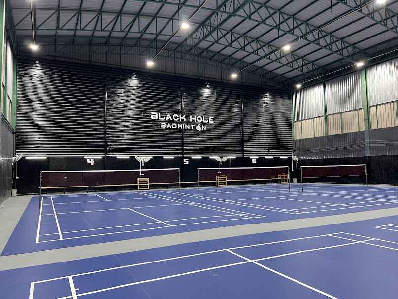 สนามแบดมินตัน Black Hole Badminton