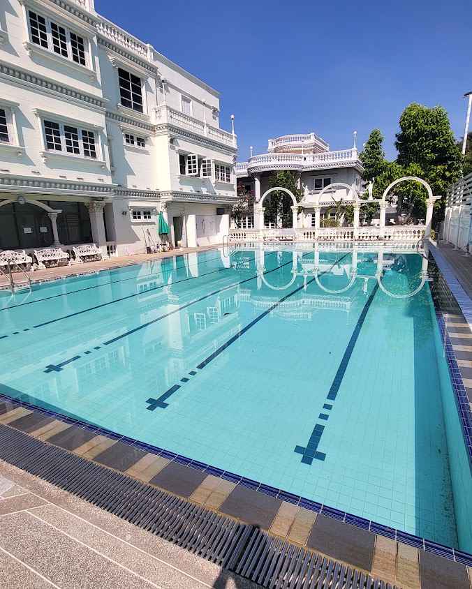 สนามแบด สระว่ายน้ำ เพชรเกษม 63/2 ไวท์เฮ้าส์ สปอร์ตคลับ White House Sport Club - 2