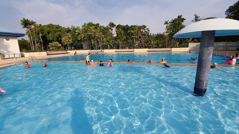 สโมสรหมู่บ้านสหกรณ์เคหสถาน 4 , สนามแบดมินตัน , สระว่ายน้ำ