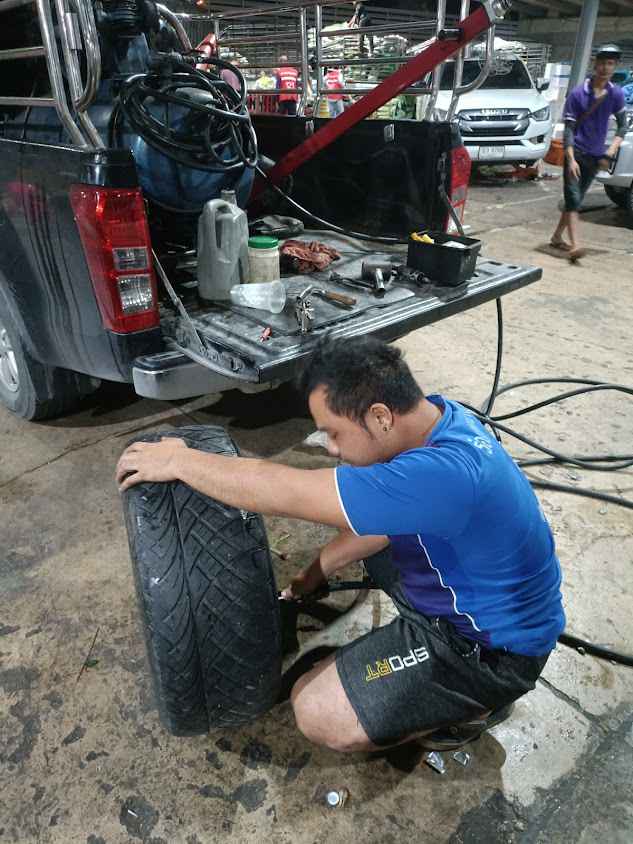 อ.อนุกูลการยาง บริการปะยางทั้งในและนอกสถานที่24.ชม