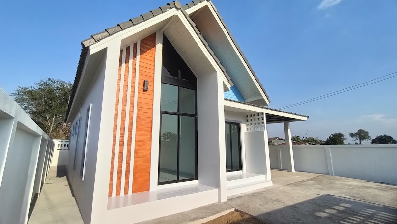 เอกรัฐรับสร้างบ้าน