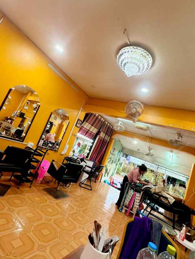 ຮ້ານ​ Insone ເສີມສວຍ​ and​ ຊ່າງຫນິງ barber - 1