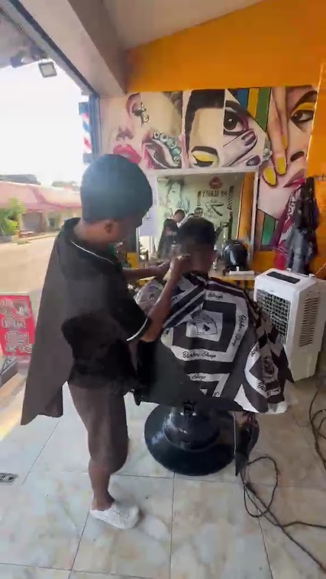ຮ້ານ​ Insone ເສີມສວຍ​ and​ ຊ່າງຫນິງ barber - 3