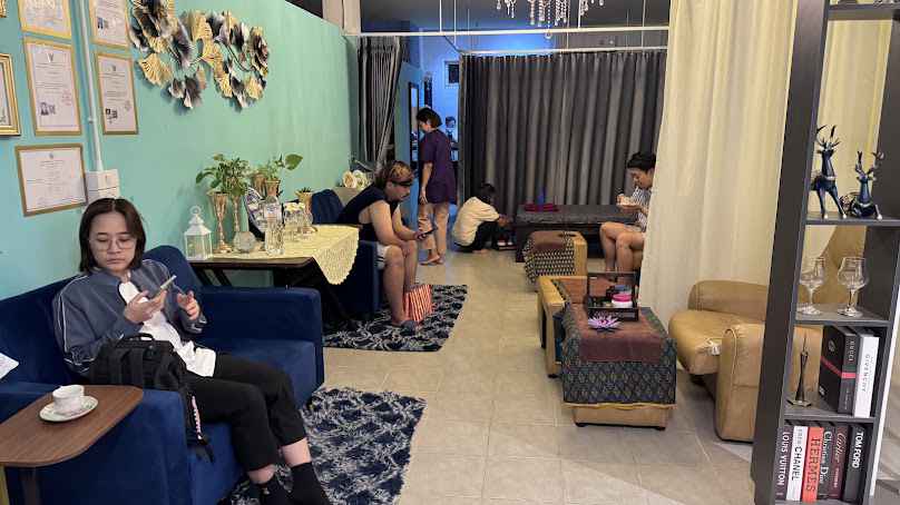 Amarin spa massage นวด สริมสวยตัดผมสระไดร์ทำสีผมทำเล็บเจล Haircut, shampoo, hair dye, perm 按摩、剪髮、洗頭、染髮、燙髮、按摩水療、接髮