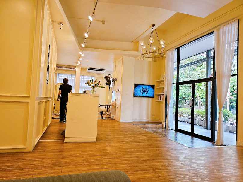 AURA Premium Hair Studio