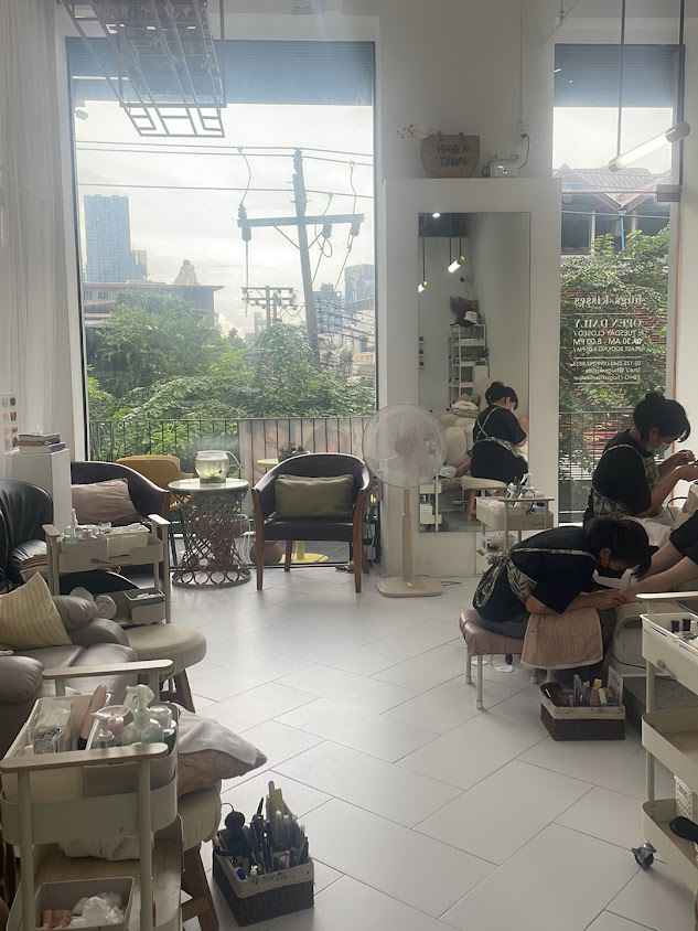 hugs x kisses nail bar