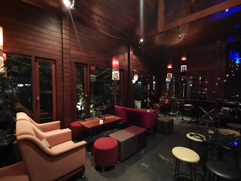 Le Petit Cafe & Wine Club