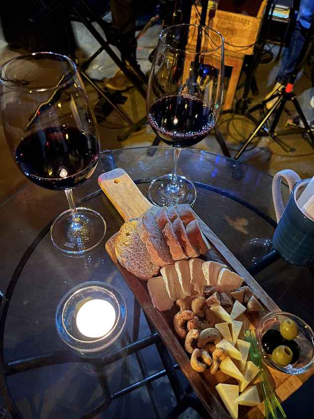 Le Petit Cafe & Wine Club - 4
