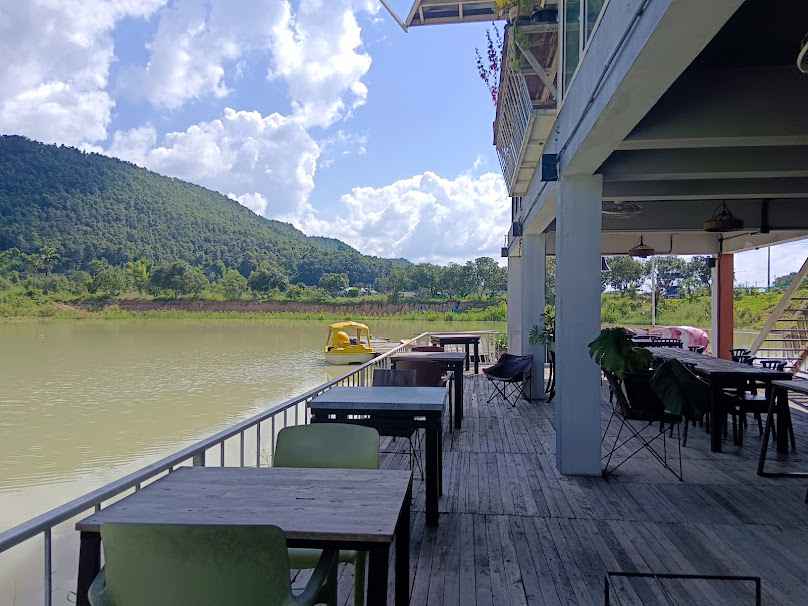 Koi Lakeview Cafe Lamphun